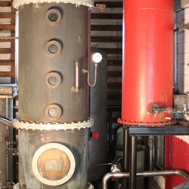 Kolonnenanlage in der Destille Kolonnenanlage